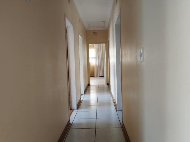 5 Bedroom House For Sale in Sunnyrock