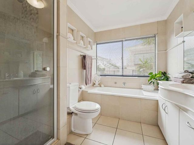 5 Bedroom House For Sale in Sunset Links