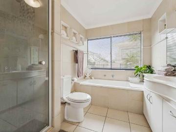5 Bedroom House For Sale in Sunset Links