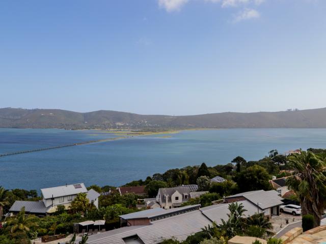 5 Bedroom House For Sale in Paradise