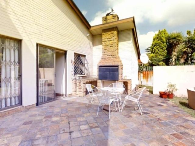 5 Bedroom House For Sale in Parkhill Gardens