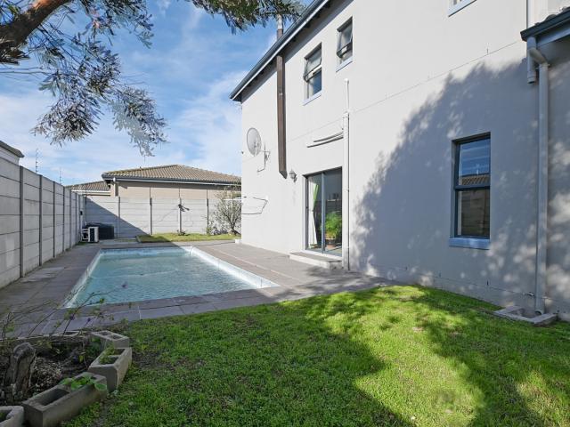5 Bedroom House For Sale in Parklands North