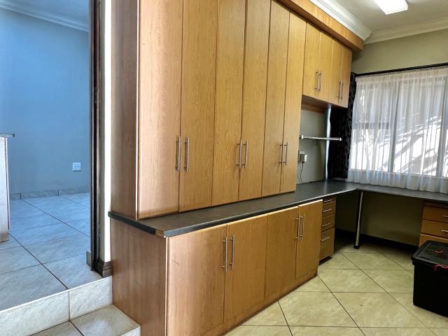 5 Bedroom House For Sale in Pretoriuspark
