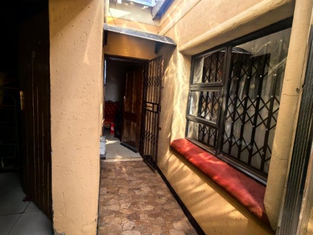 5 Bedroom House For Sale in Protea Glen