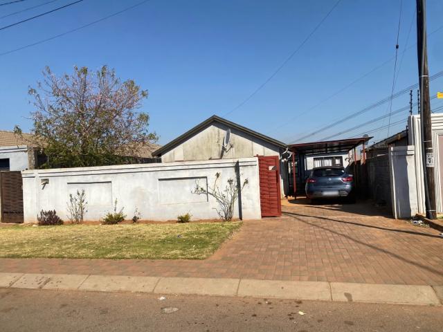 5 Bedroom House For Sale in Protea Glen