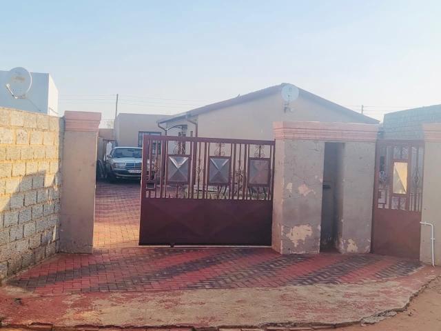 5 Bedroom House For Sale in Protea Glen