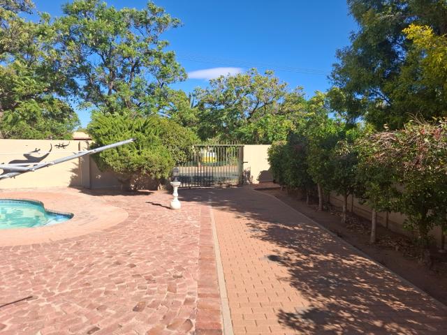 5 Bedroom House For Sale in Rouxpark