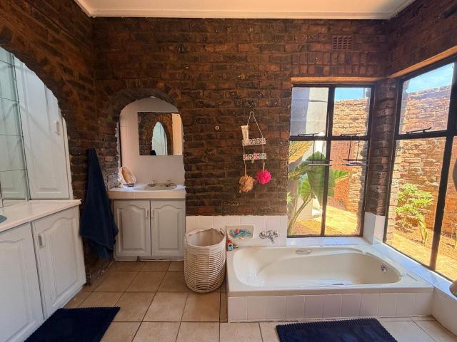 5 Bedroom House For Sale in Royldene