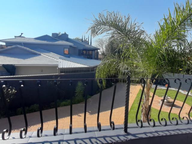 5 Bedroom House For Sale in Roylglen Gardens
