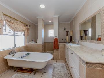 5 Bedroom House For Sale in Roodekrans