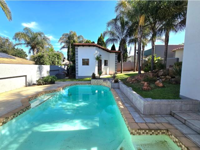 5 Bedroom House For Sale in Roodekrans