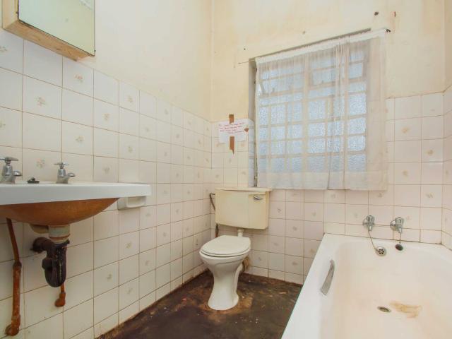5 Bedroom House For Sale in Roodepoort Central