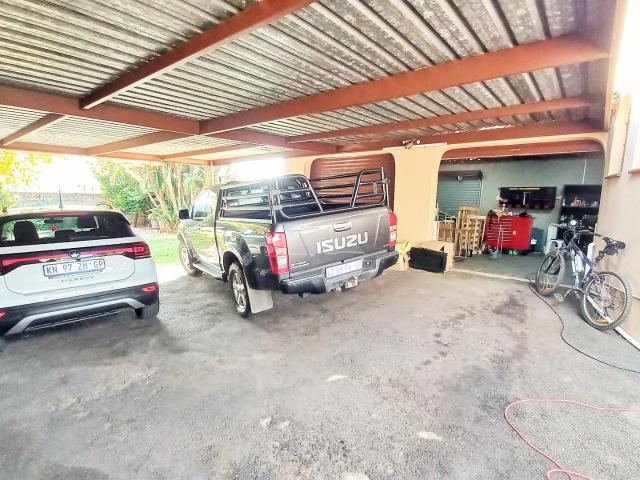 5 Bedroom House For Sale in Rooihuiskraal