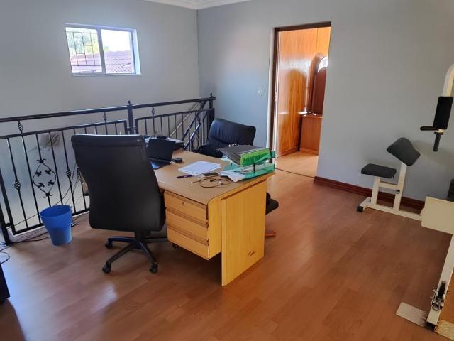 5 Bedroom House For Sale in Rooihuiskraal