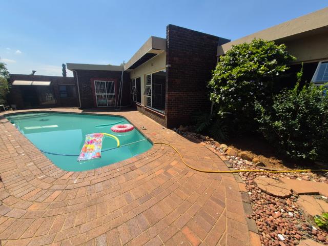 5 Bedroom House For Sale in Randhart