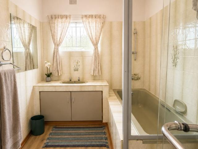 5 Bedroom House For Sale in Riviera Park