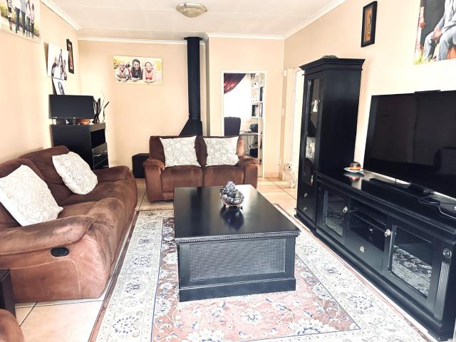5 Bedroom House For Sale in Rietvalleirand