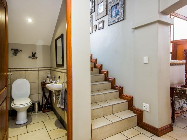 5 Bedroom House For Sale in Woodhill Golf Estate