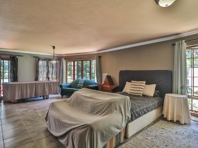 5 Bedroom House For Sale in Woodside