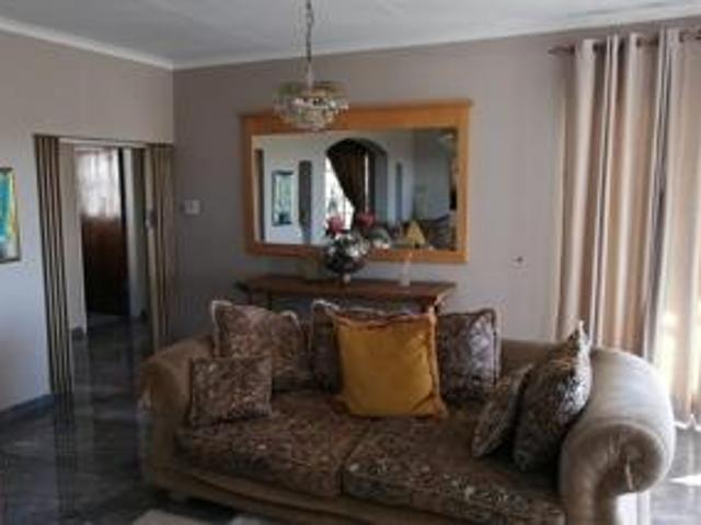 5 Bedroom House For Sale in Weavind Park