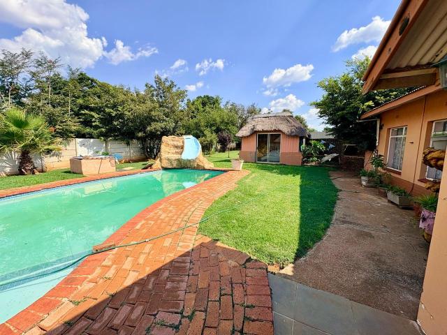 5 Bedroom House For Sale in Westonaria