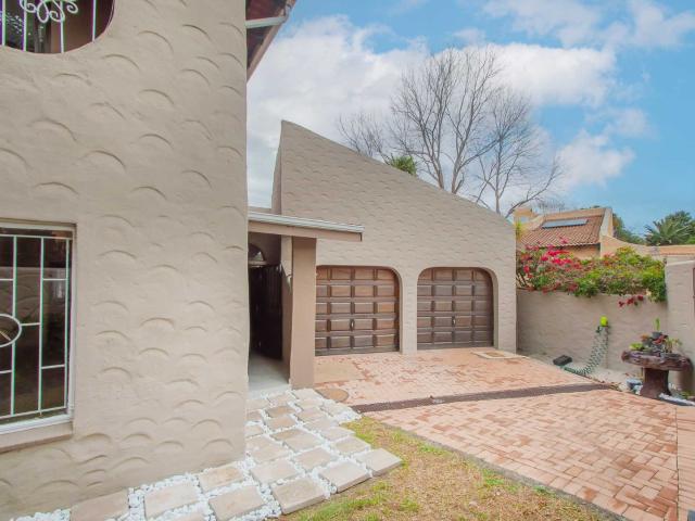 5 Bedroom House For Sale in Wilgeheuwel