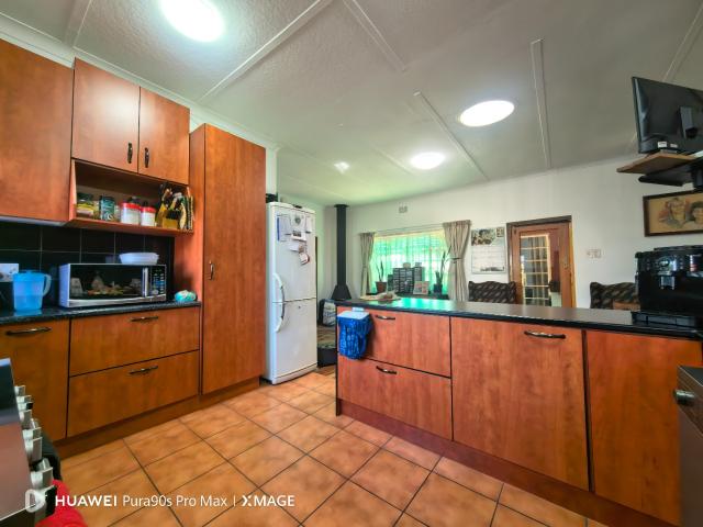 5 Bedroom House For Sale in Wychwood