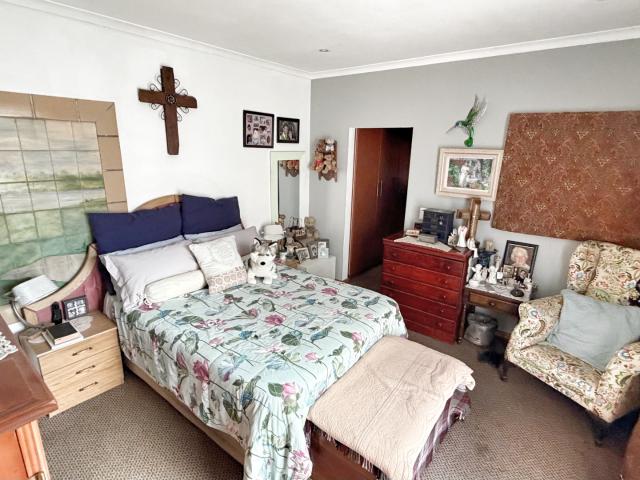 5 Bedroom House For Sale in The Hill