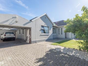 5 Bedroom House For Sale in Thornton
