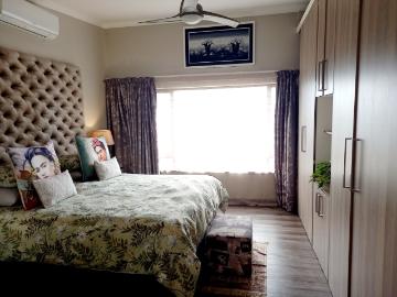 5 Bedroom House For Sale in Uvongo