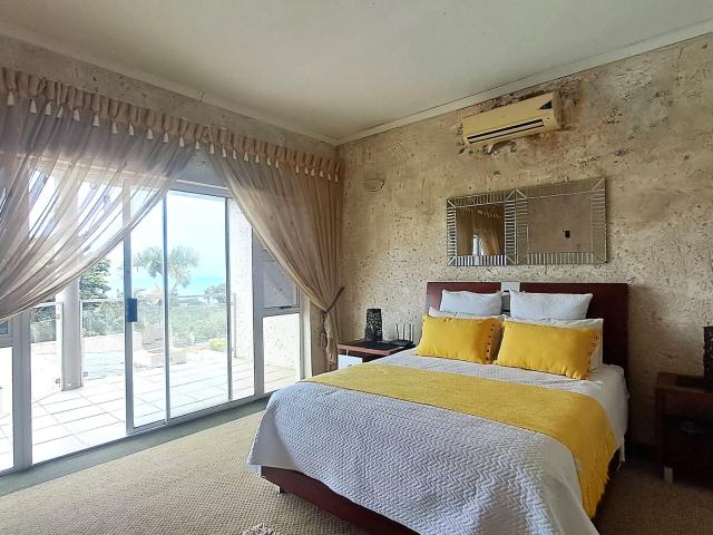 5 Bedroom House For Sale in Uvongo