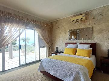 5 Bedroom House For Sale in Uvongo