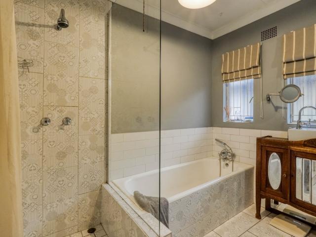 5 Bedroom House For Sale in Valhalla