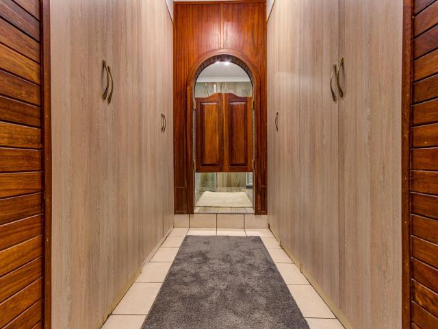 5 Bedroom House For Sale in Van Riebeeck Park