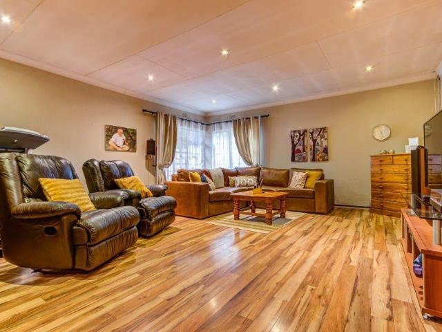 5 Bedroom House For Sale in Van Riebeeck Park
