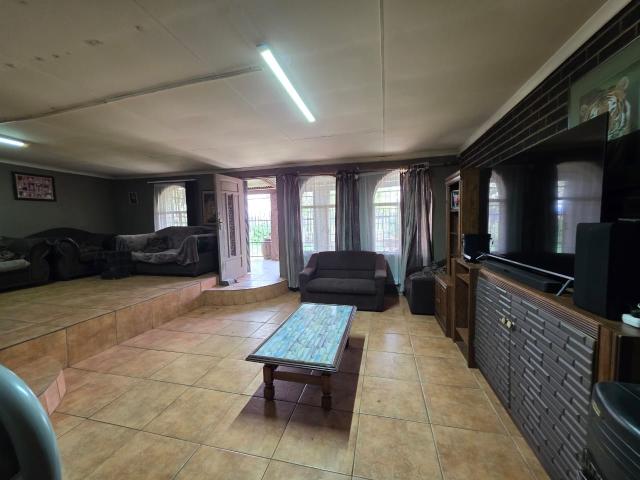 5 Bedroom House For Sale in Vanderbijlpark CW 5