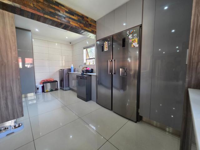 5 Bedroom House For Sale in Verwoerdpark