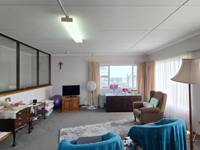 5 Bedroom House For Sale in Vincent Heights