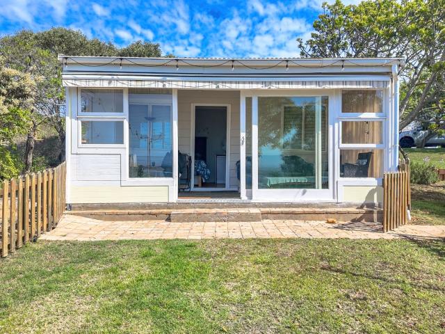 5 Bedroom House For Sale in Vleesbaai