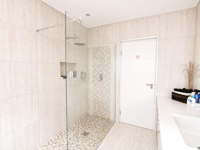 5 Bedroom House For Sale in Zeekoevlei