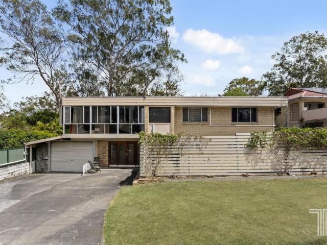 5 Bedroom House Holland Park West QLD 105689724