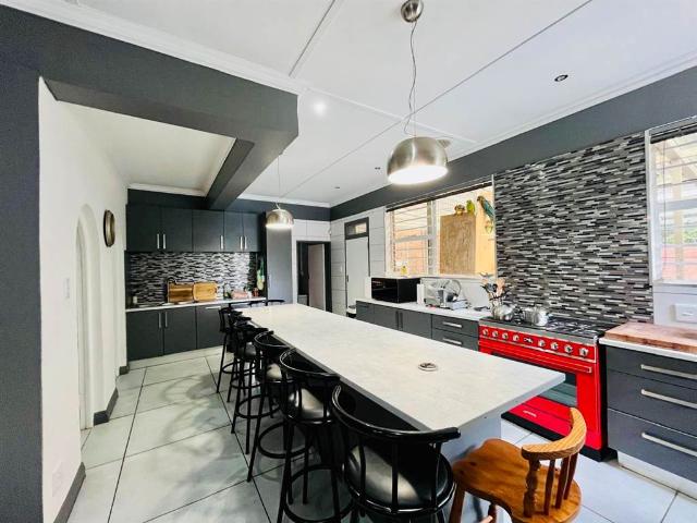 5 Bedroom House in Bayswater