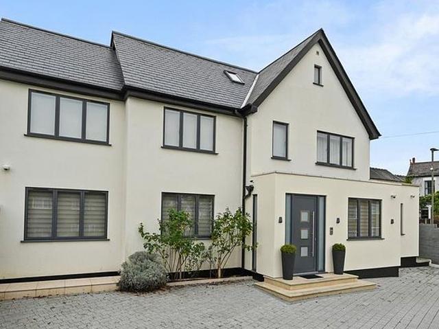 5 bedroom house in Barnet