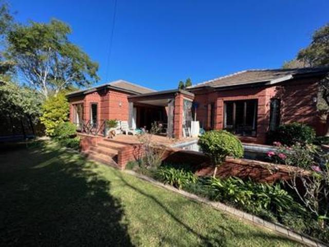 5 bedroom house in bryanston solar.