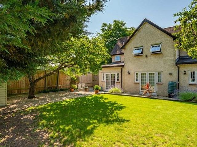 5 bedroom house in Greenford
