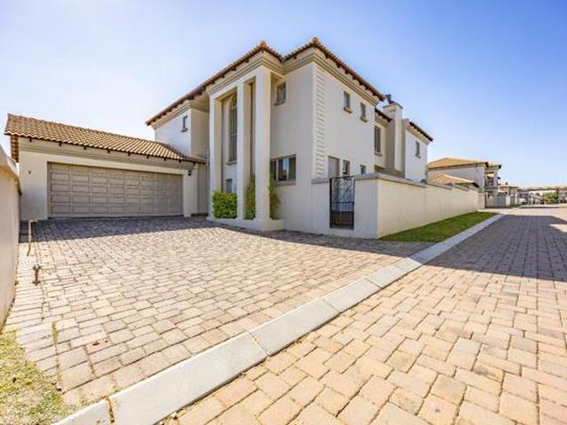 5 Bedroom House in Die Hoewes