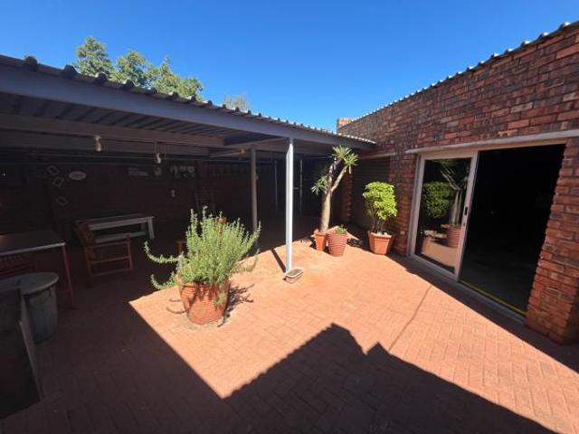 5 Bedroom House in El Toro Park