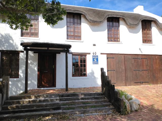 5 Bedroom House in Kleinbaai