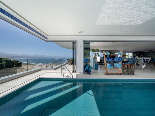 5 Bedroom House in Lookout Beach