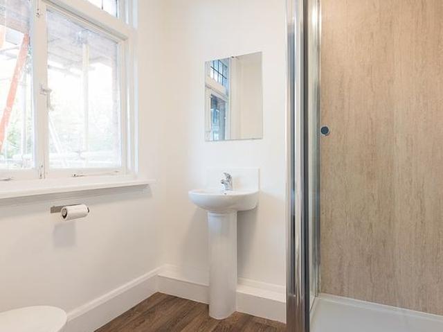 5 bedroom house in Leeds